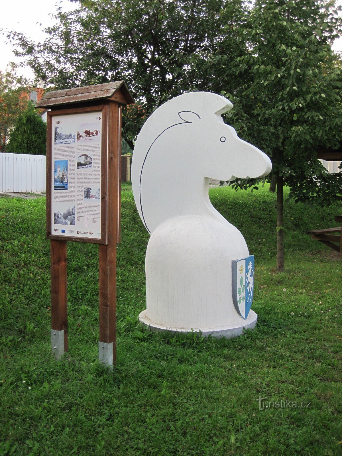 Karlštejnské chess - White horse Walnut