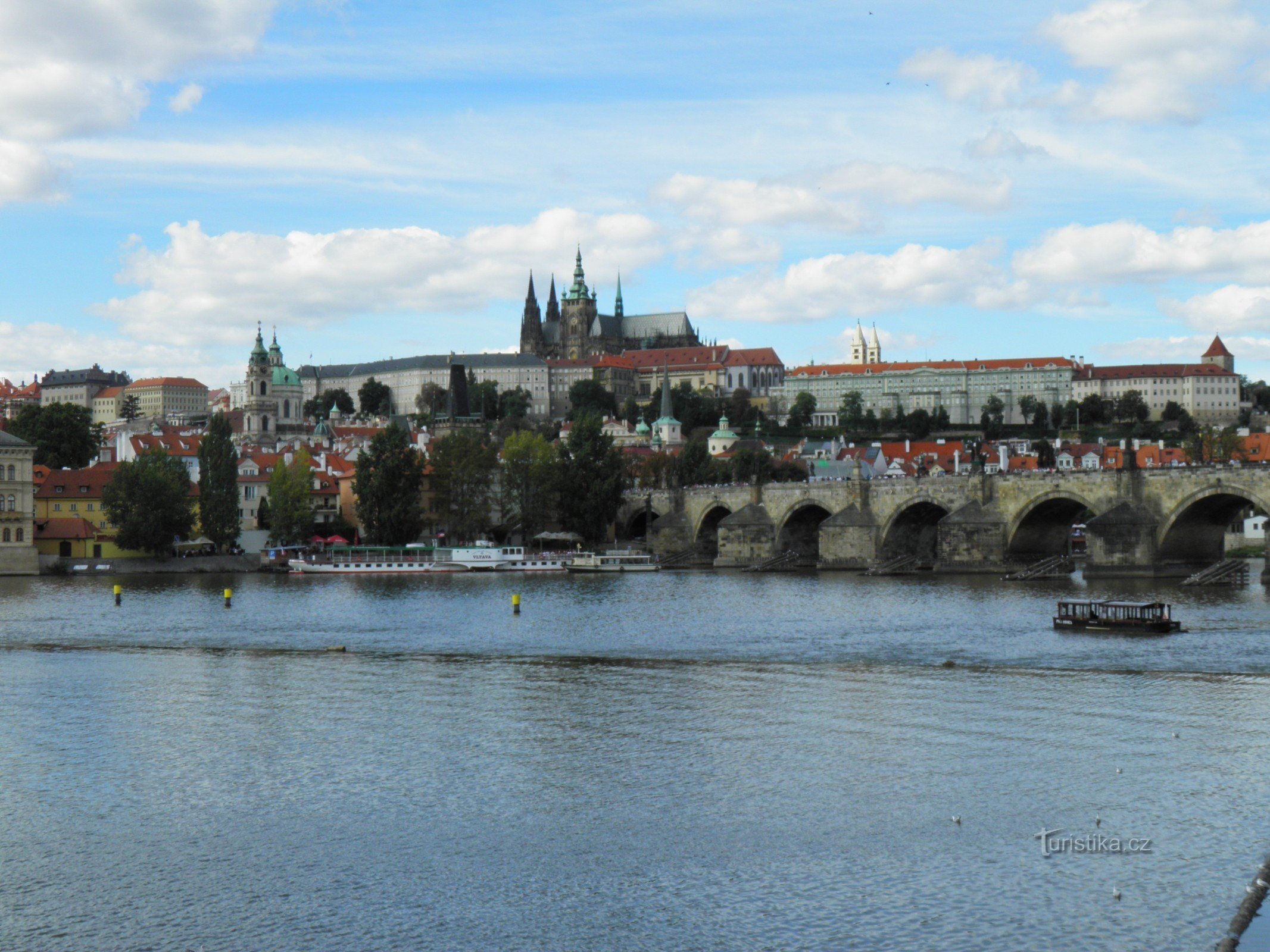 Charles Bridge e suas esculturas.