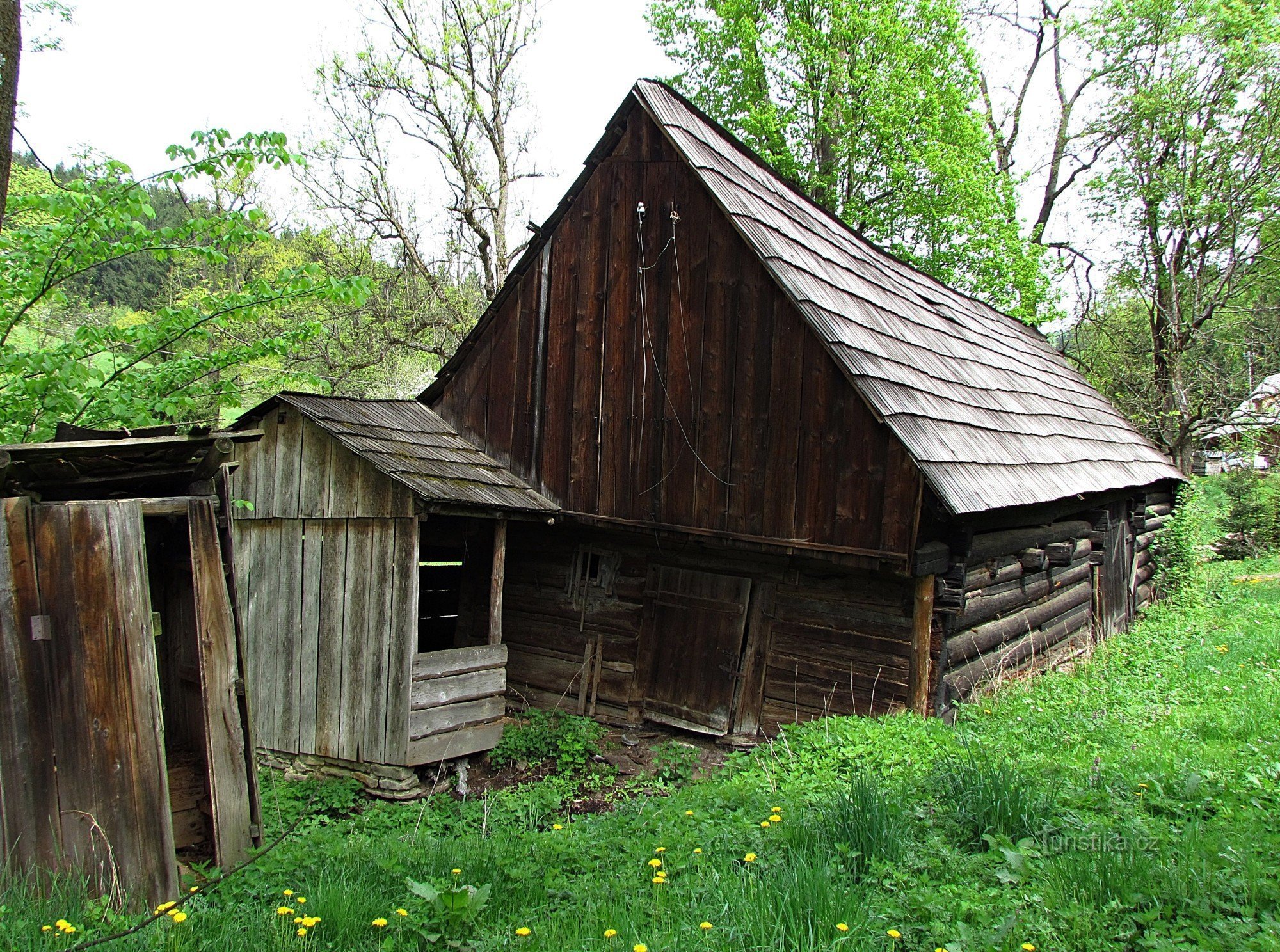 Karolinka - dobro ohranjen sklop lesenih hiš v Raťkovu