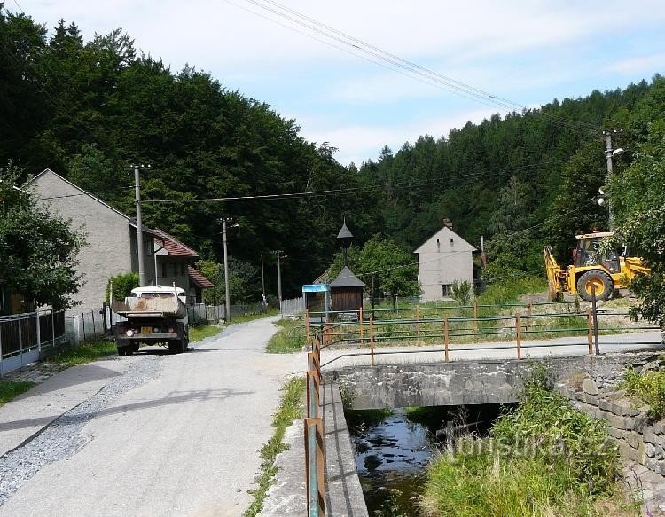 Kartouzka: 04_Dolany-Nové Sady, most čez Dolanský potok in cesta v Kartouzko.