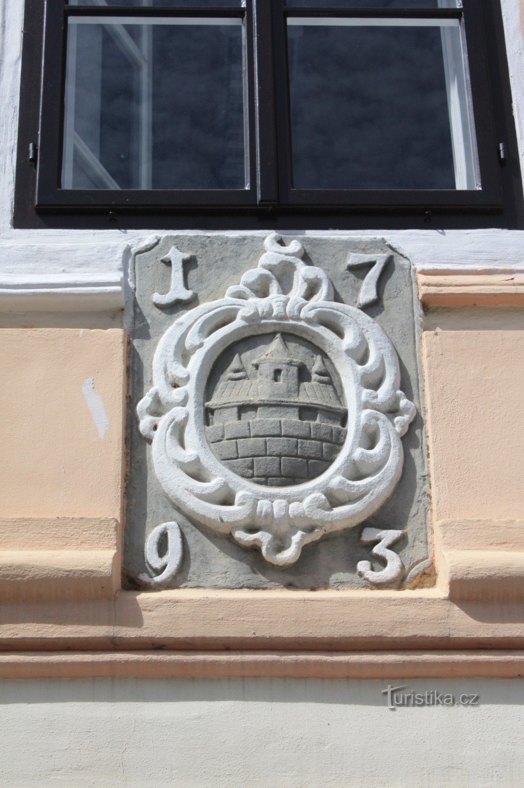 Cartouche au dessus de l'entrée