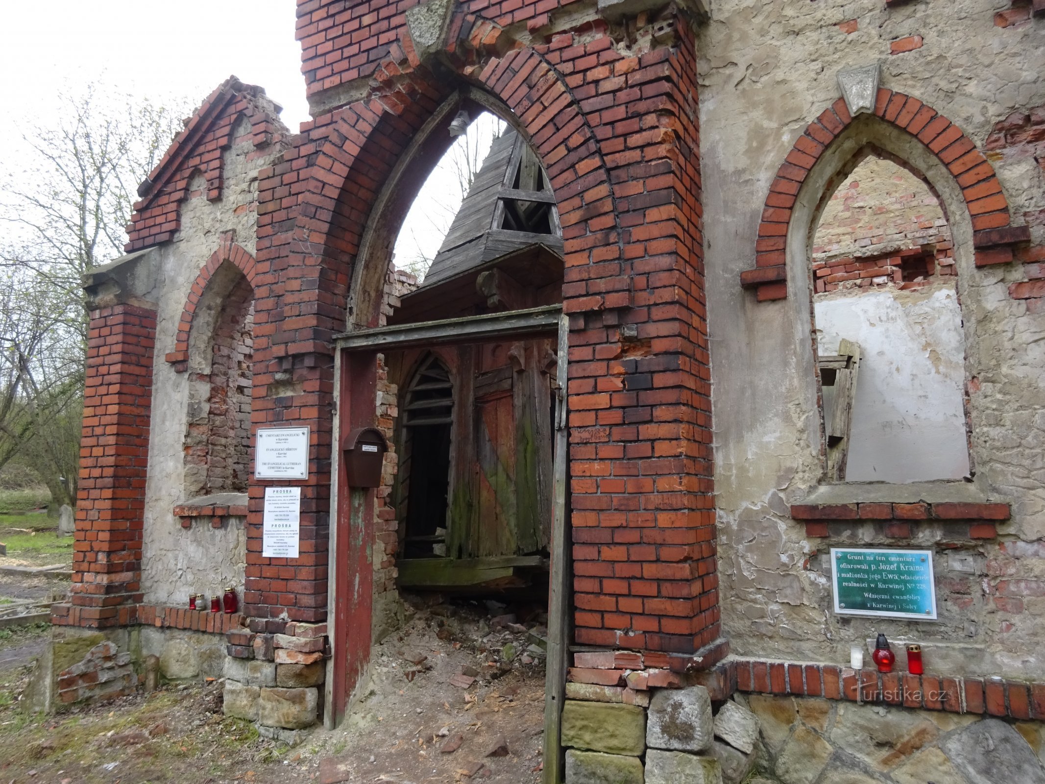 Karviná - Minas, capilla evangélica y cementerio