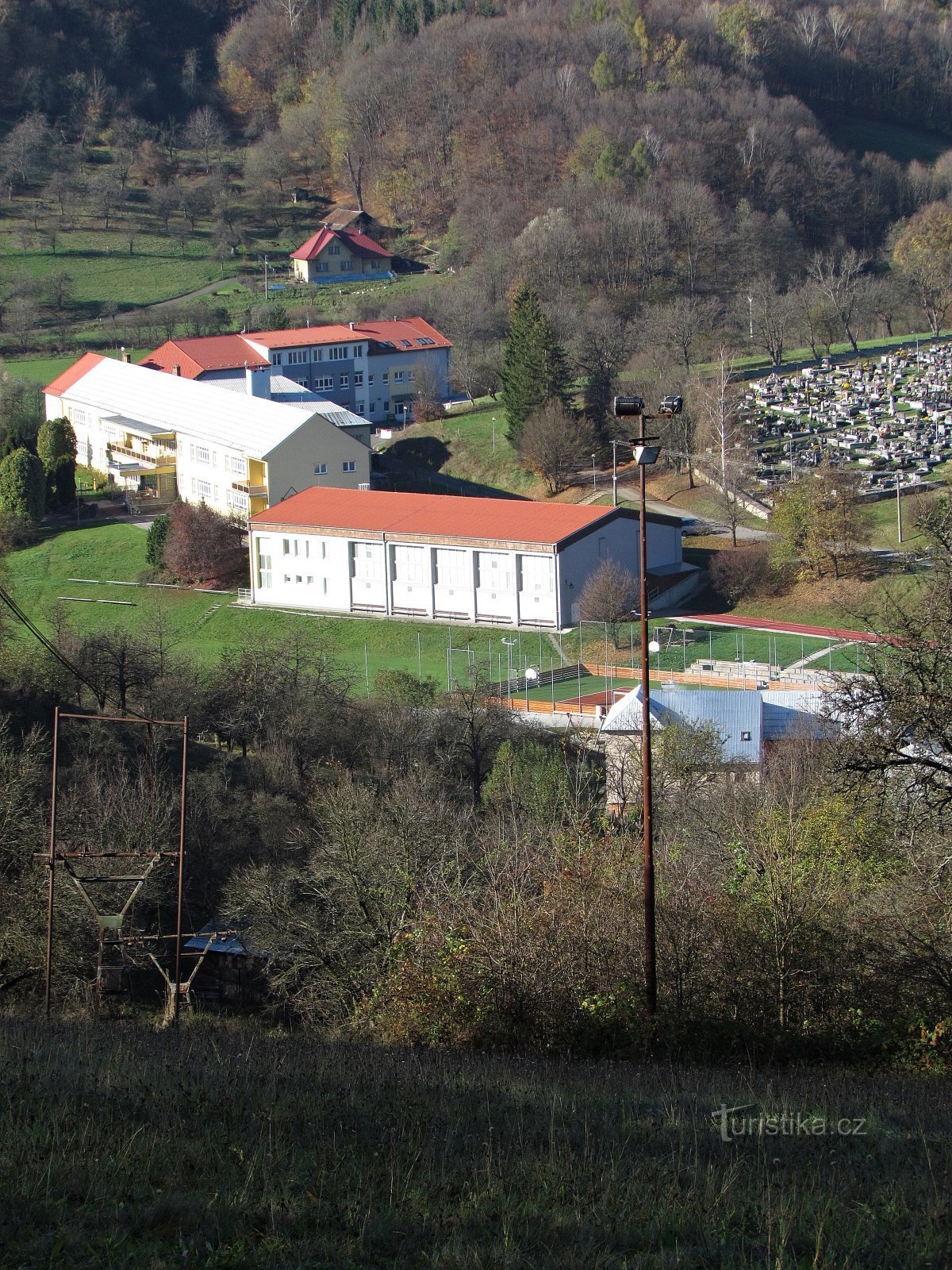 Kašava escola primária, jardim de infância e cemitério