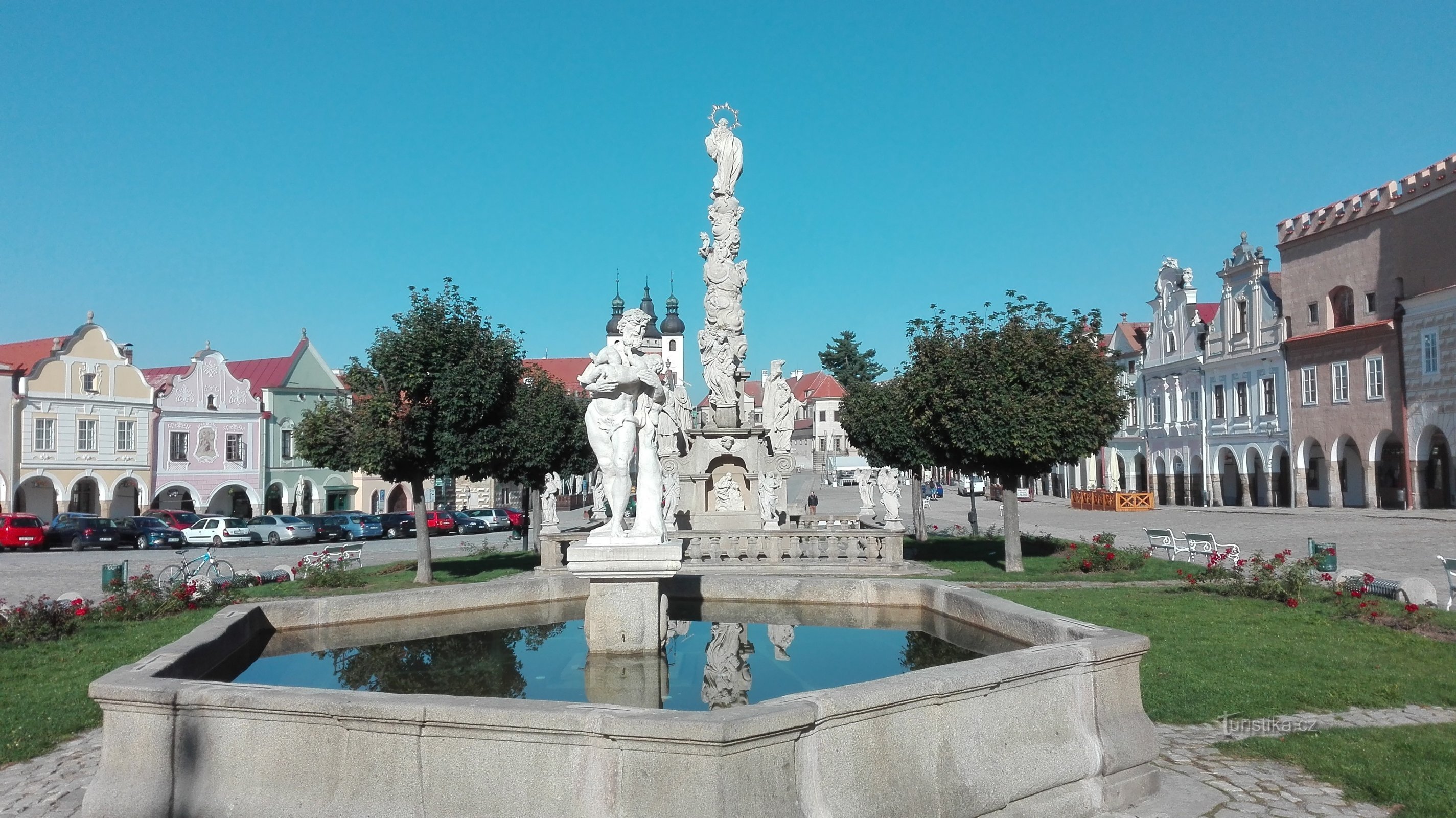 A fonte e a coluna mariana na praça Zachariáše z Hradec.