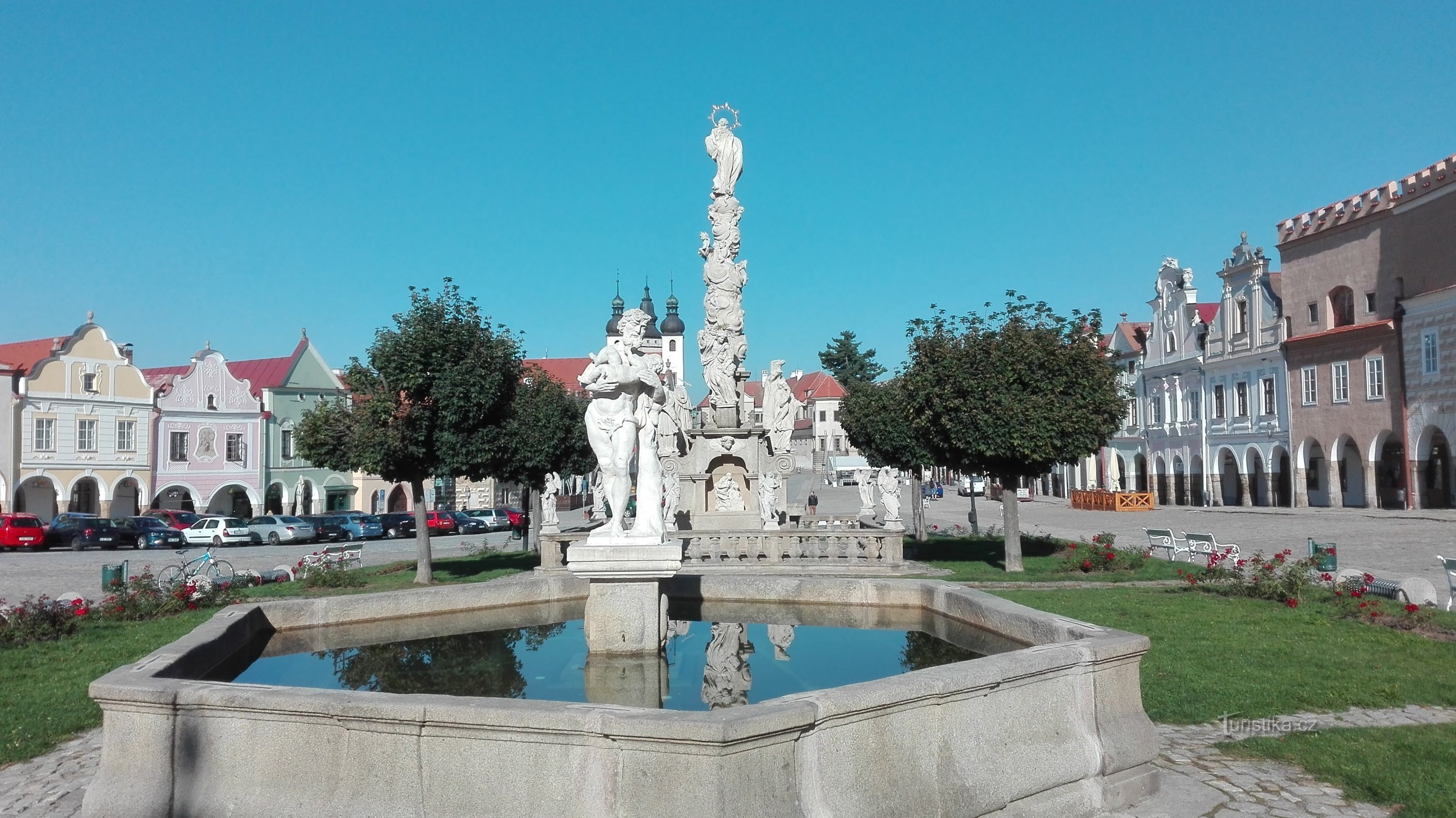 Fontanna i kolumna maryjna na placu Zachariáše z Hradec.