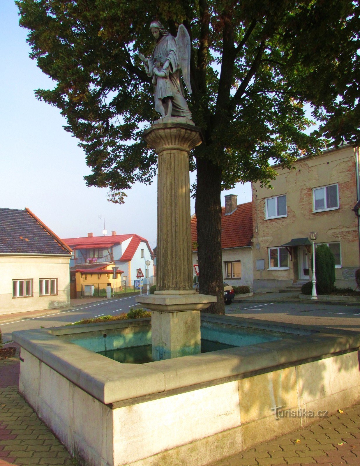 De fontein en gedenkboom op het plein in Staré Jičín