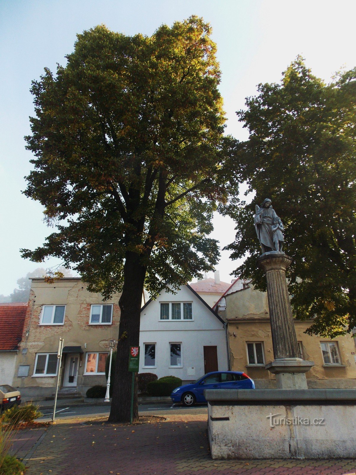 De fontein en gedenkboom op het plein in Staré Jičín