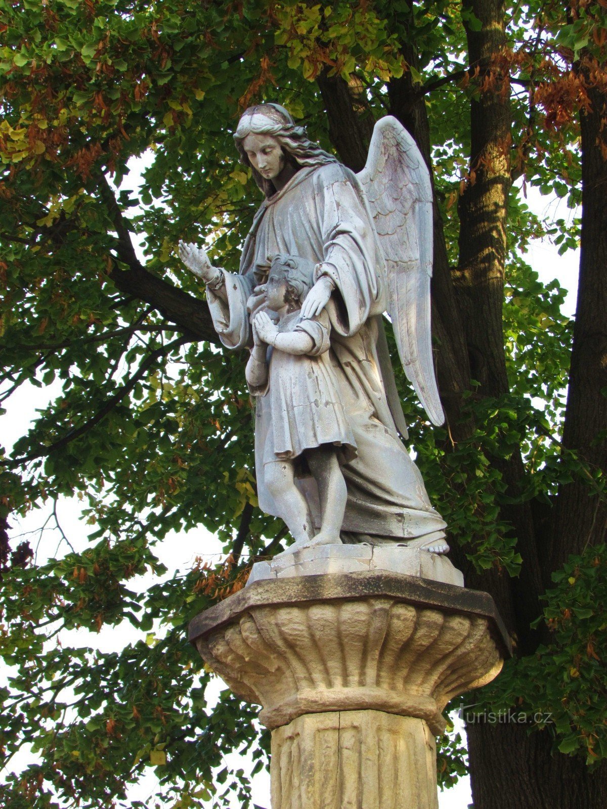 A fonte e a árvore Memorial na praça em Staré Jičín