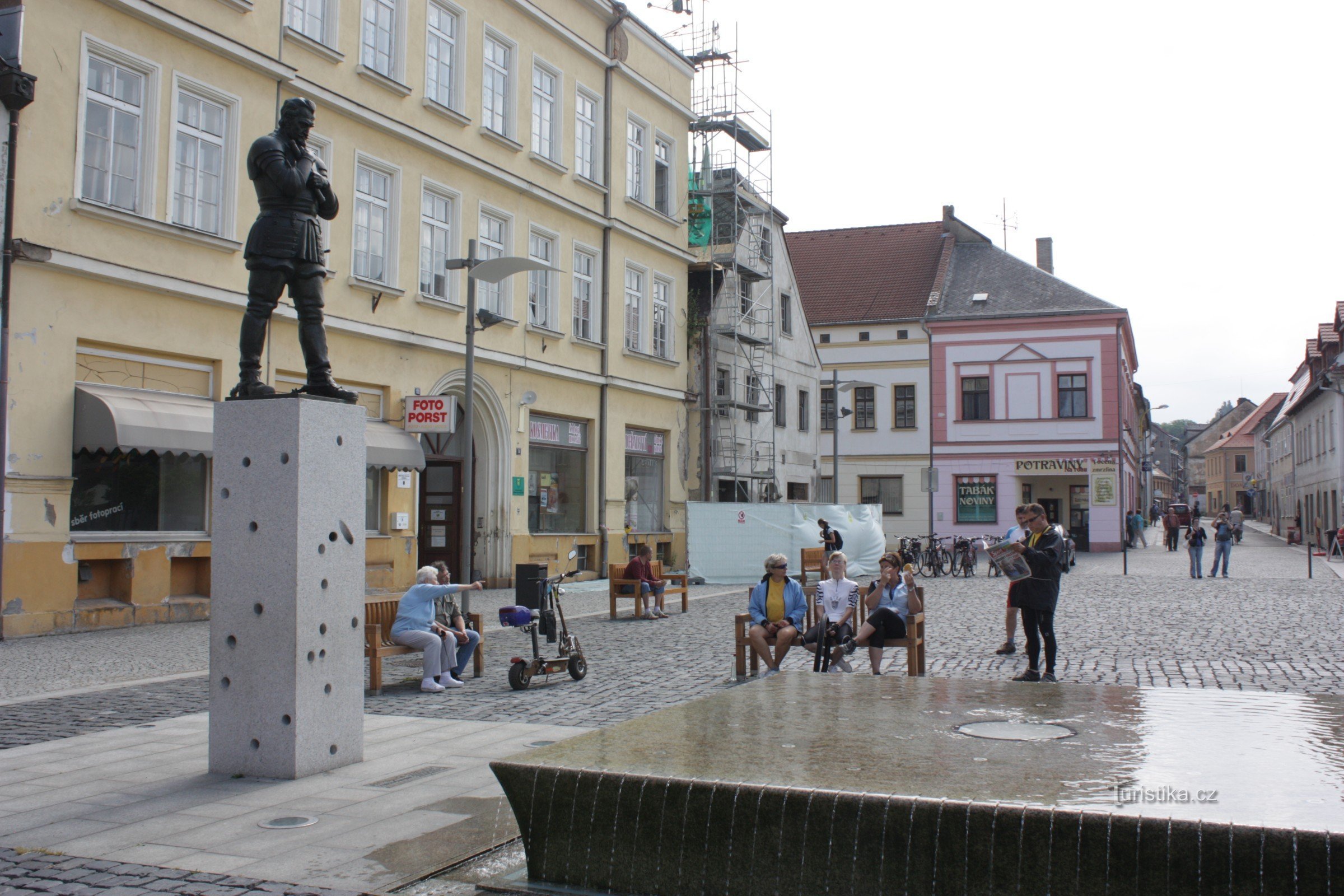 Fontanna i pomnik Valdštejna na rynku we Frýdlant