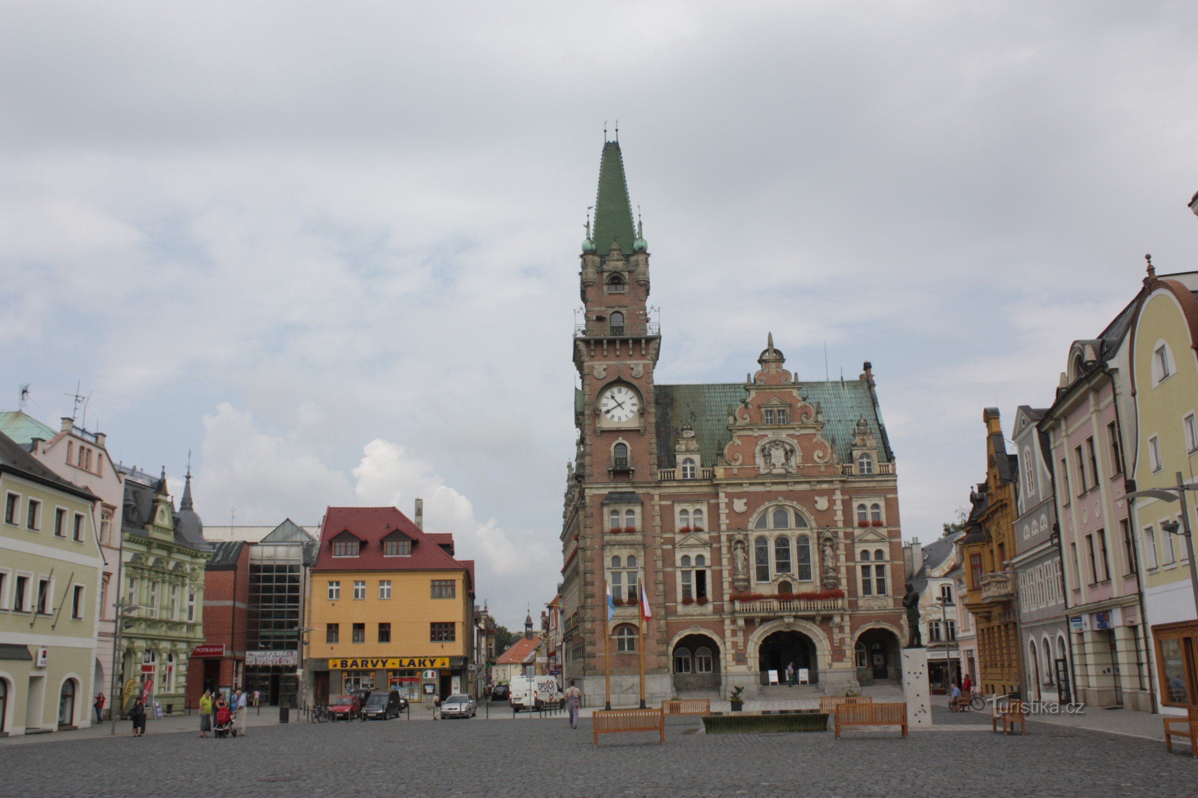 Brunnen und Statue von Valdštejn auf dem Platz in Frýdlant