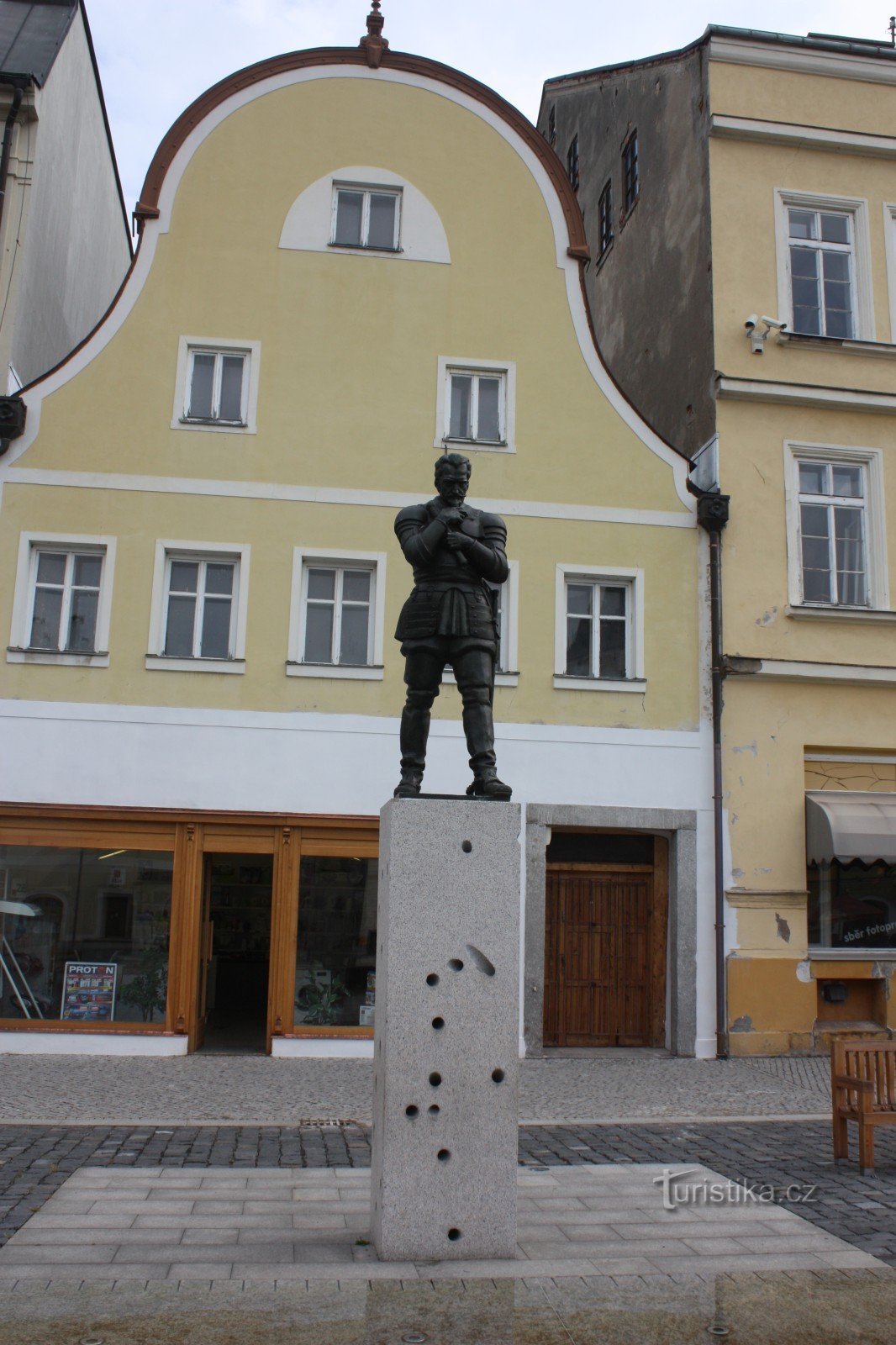 Springvand og statue af Valdštejn på pladsen i Frýdlant
