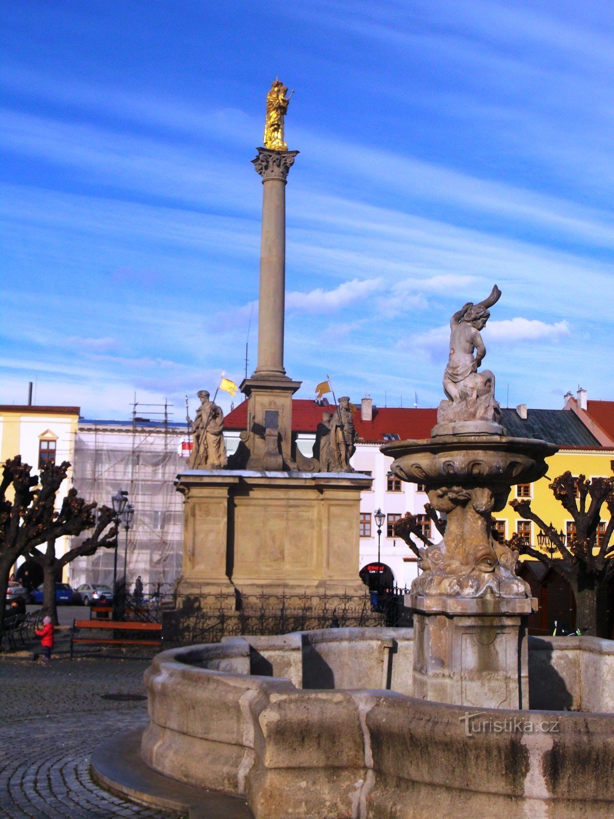 Brunnen und Säule