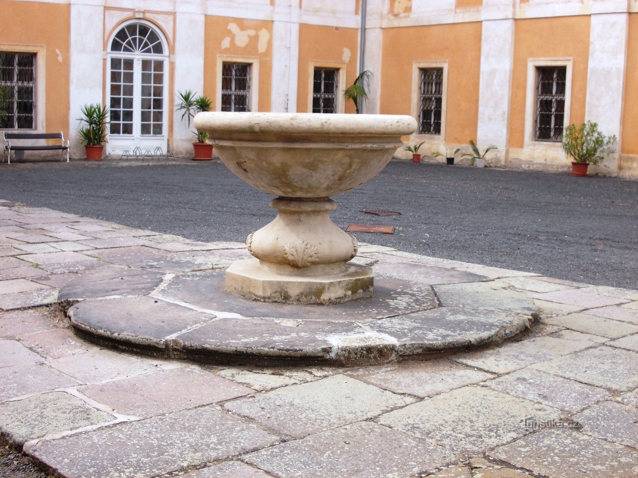 la fontaine de la cour d'honneur