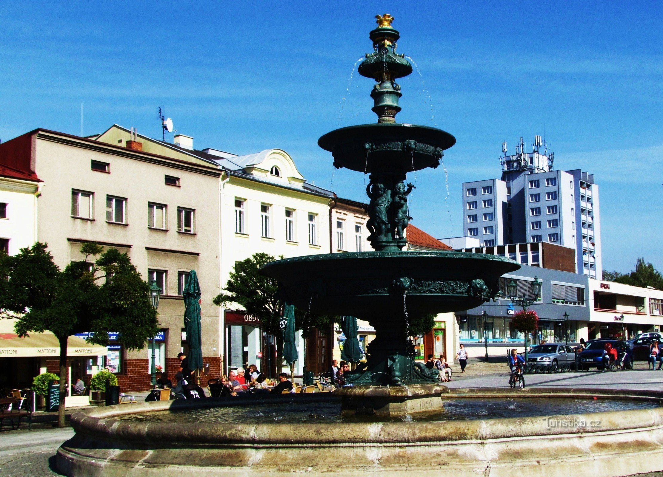 Der Brunnen auf dem Masaryk-Platz in Karviná