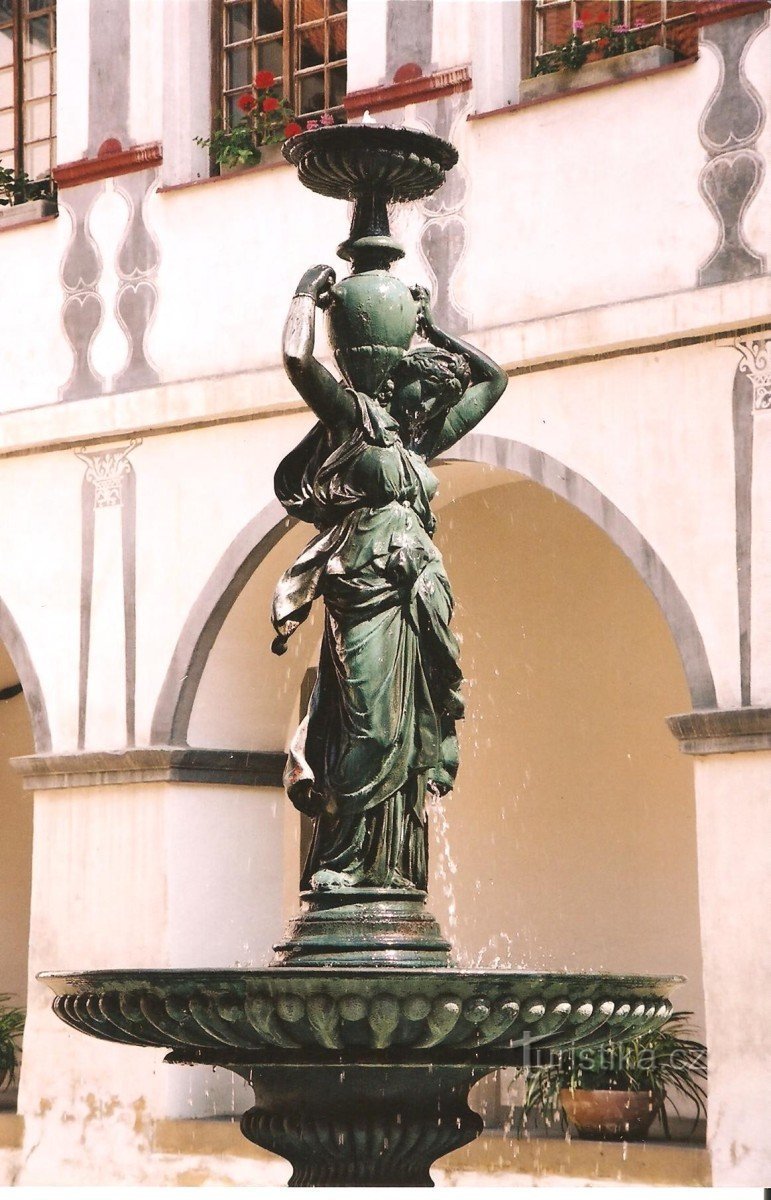 Brunnen im Hof ​​des Schlosses