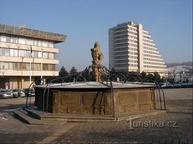 Brunnen auf dem Platz