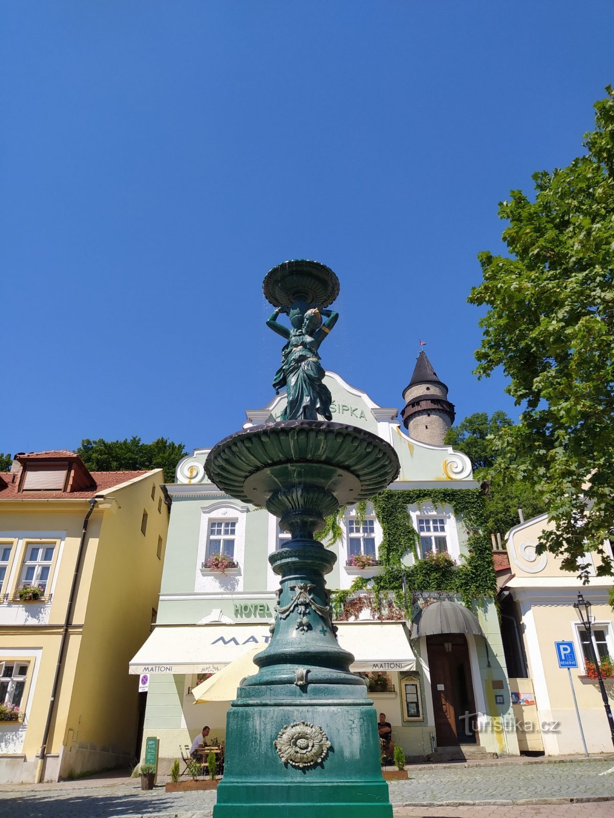 Fontaine sur la place