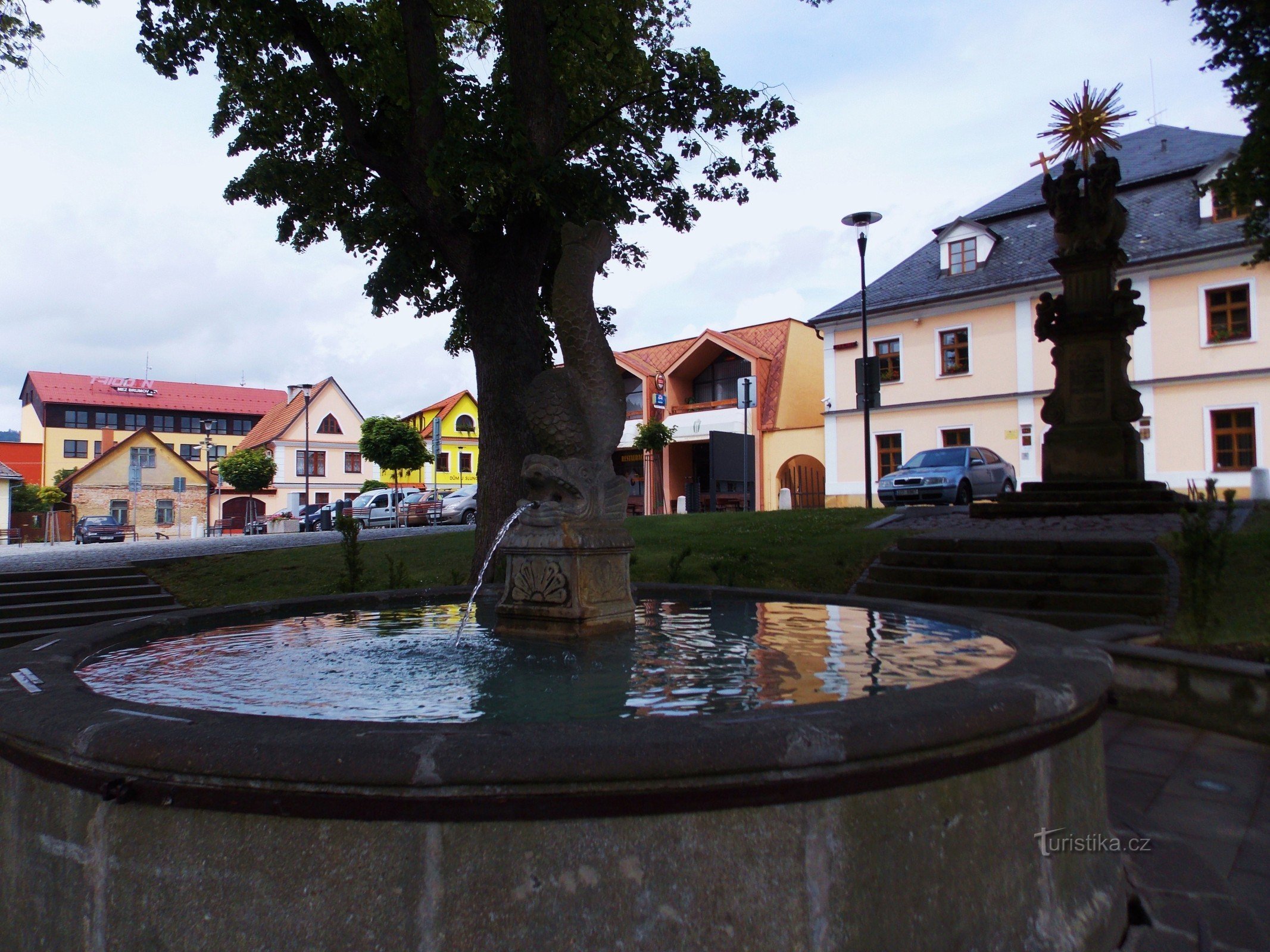 De fontein op het plein in Brumov