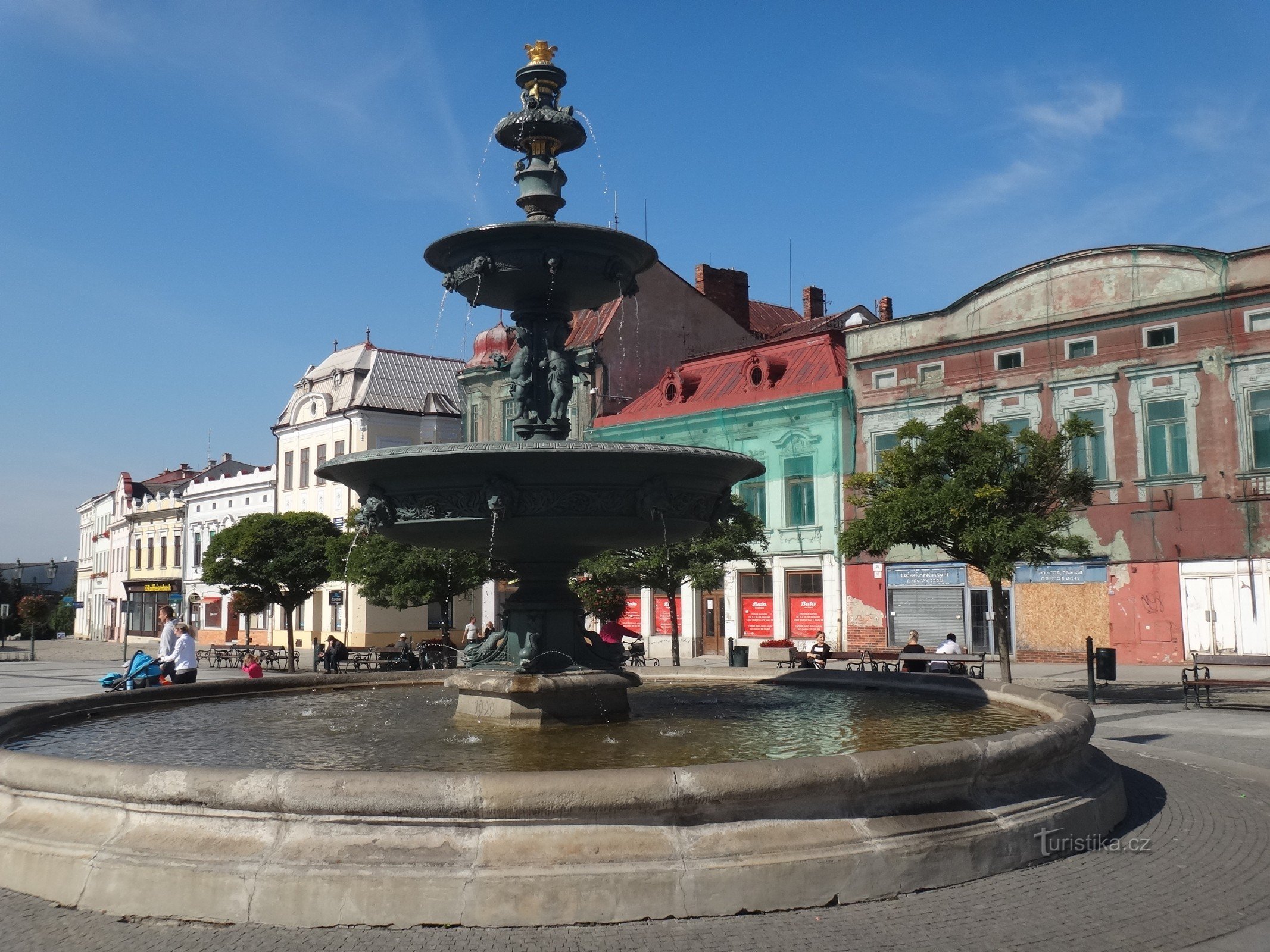 фонтан на площади в Карвине