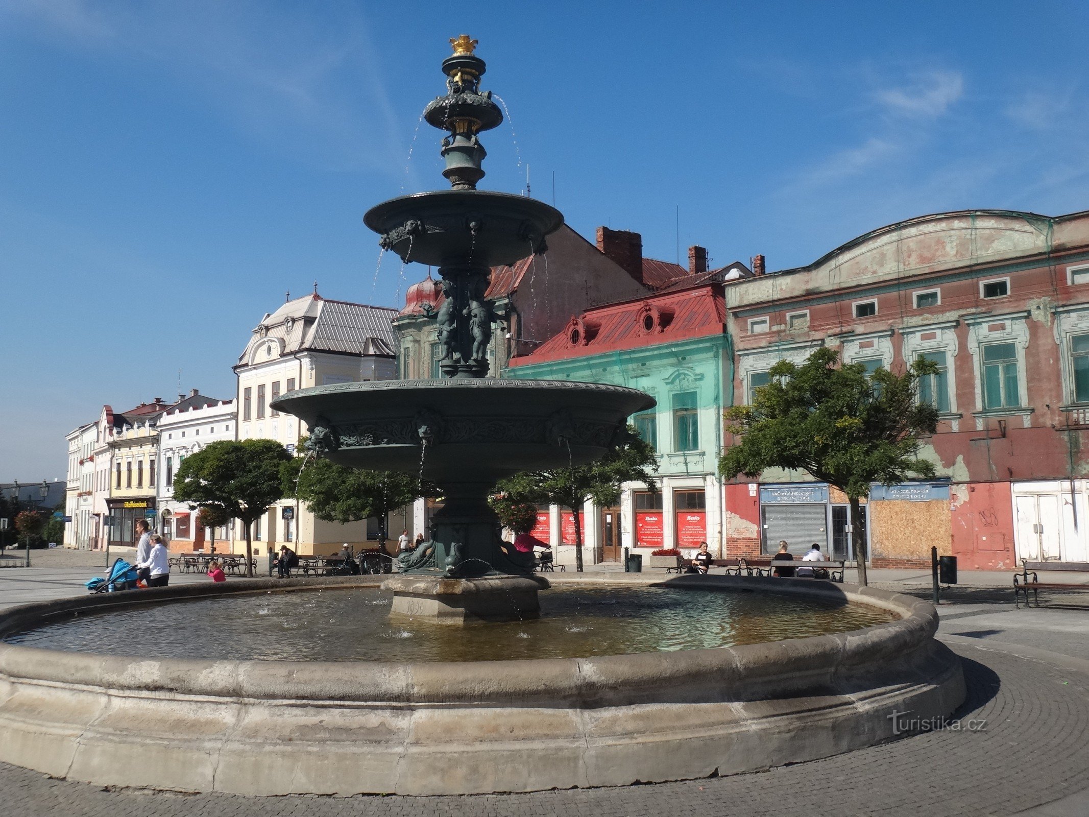 der Brunnen auf dem Platz in Karviná