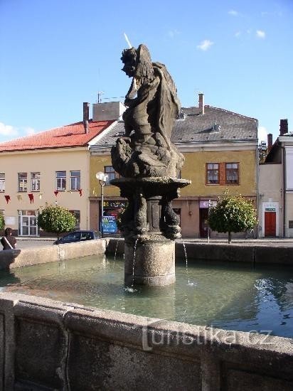 Der Brunnen auf dem Platz in Polička