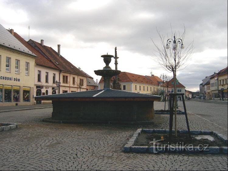 De fontein op het plein in Rokycany