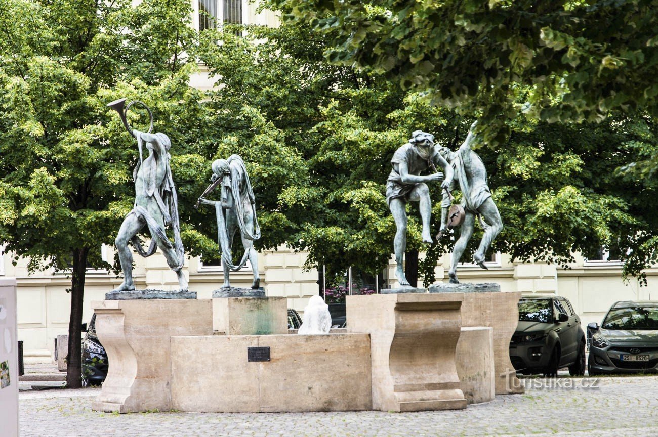 Der Brunnen auf dem Senovážné náměstí