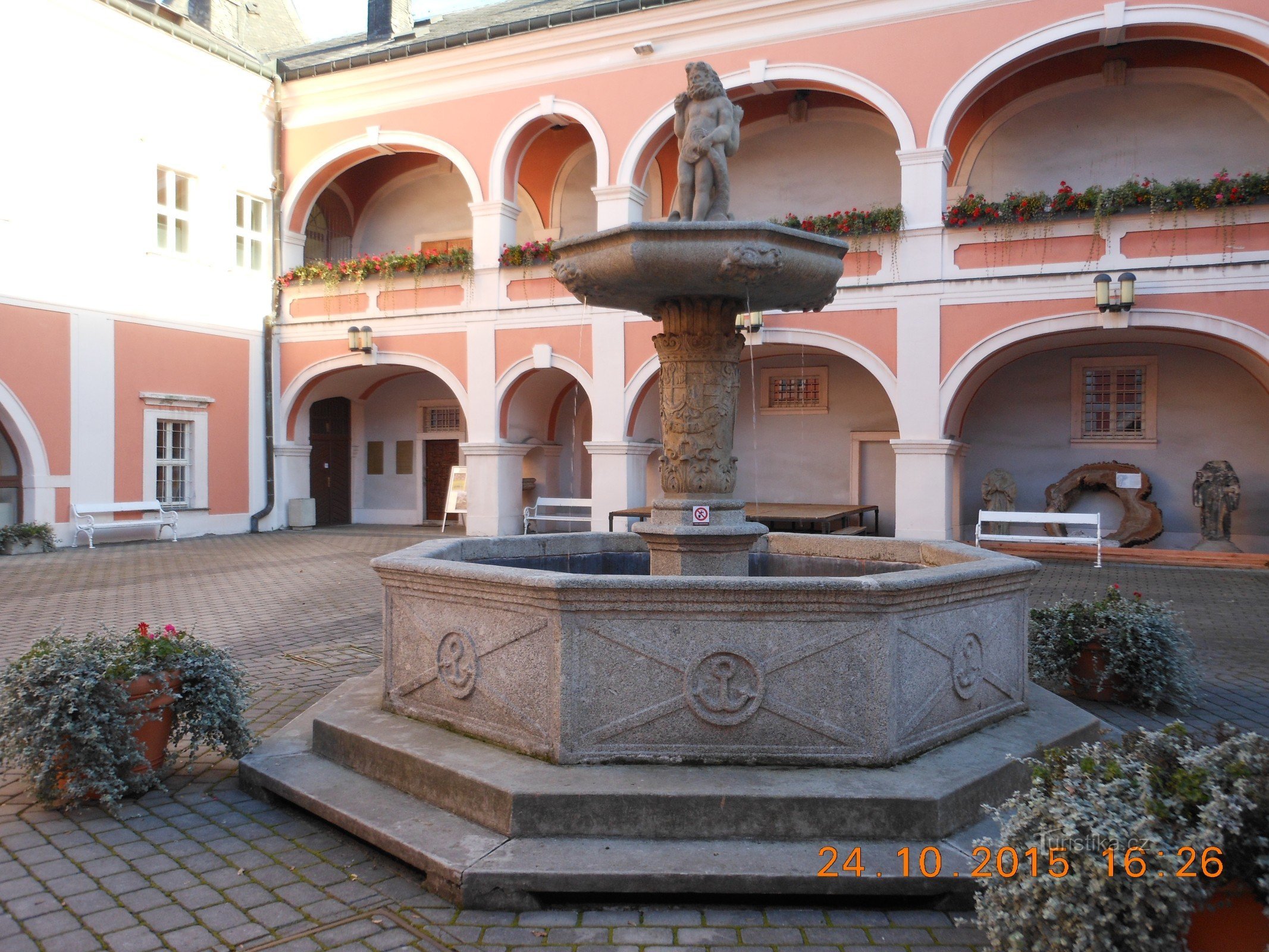 De fontein bij het Sokolovsky-kasteel