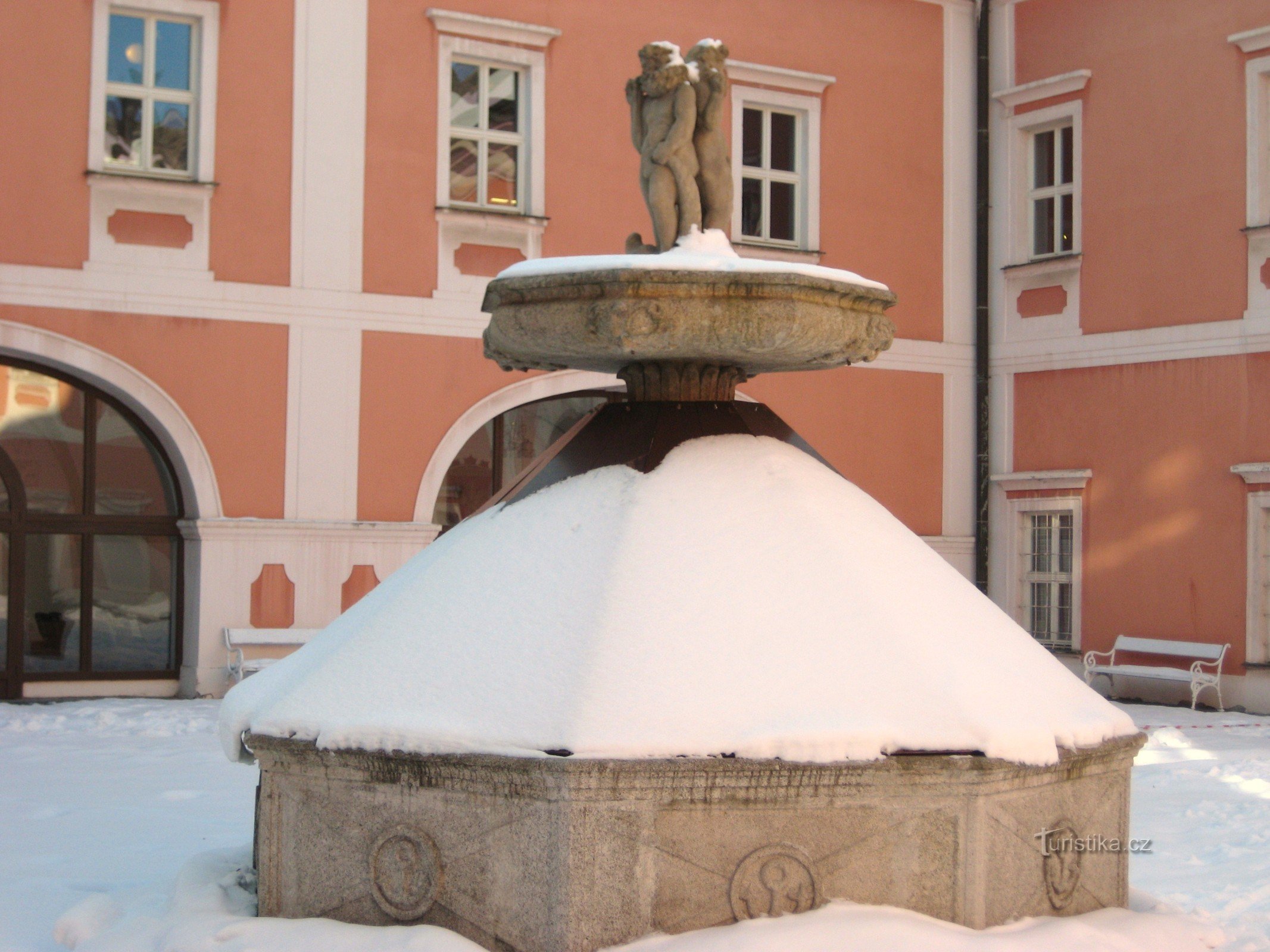 A szökőkút a Szokolovsky-kastélyban