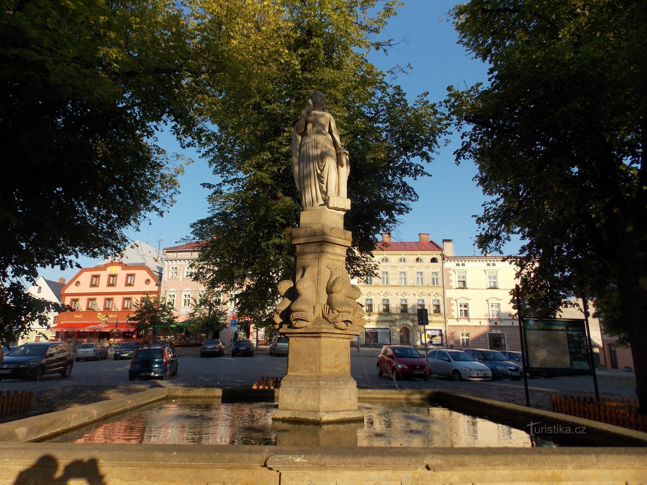 Der Brunnen auf dem Velké náměstí in der Stadt Králíky