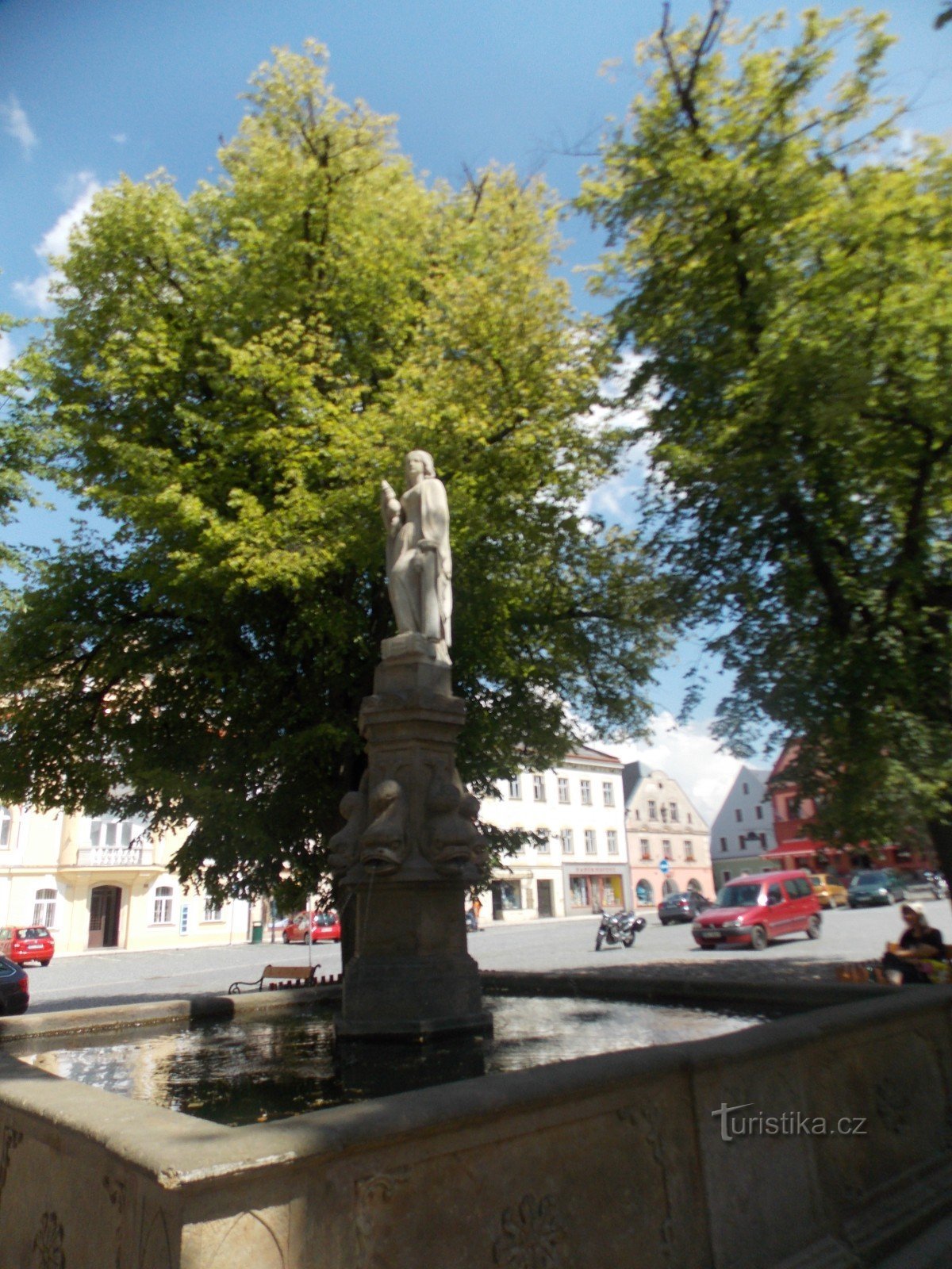 Đài phun nước trên Velké náměstí ở thị trấn Králíky
