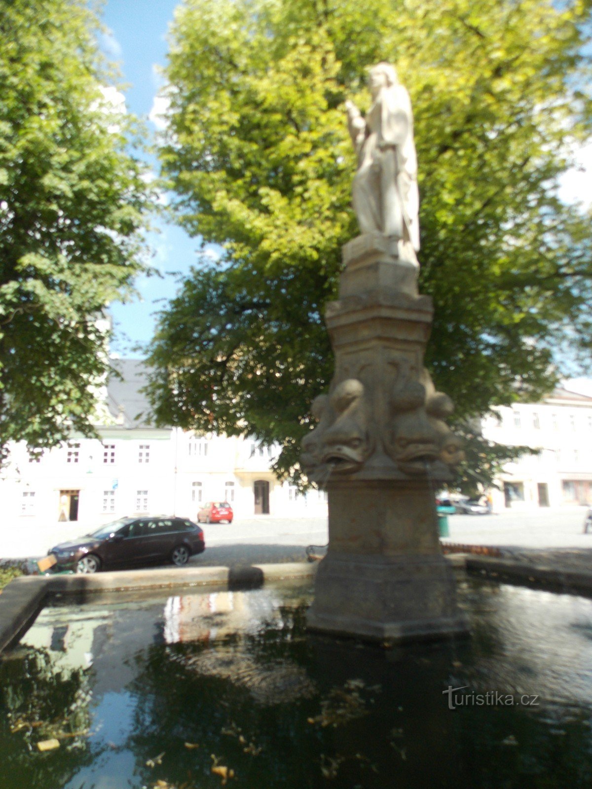 Der Brunnen auf dem Velké náměstí in der Stadt Králíky