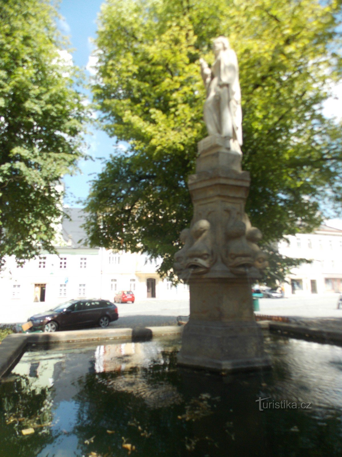 La fuente de Velké náměstí en la ciudad de Králíky