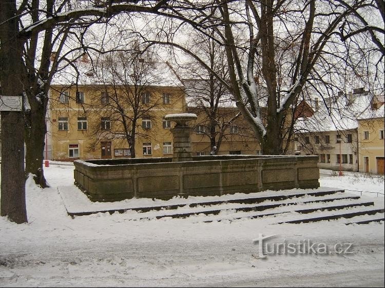 Der Brunnen auf dem Žlutice-Platz