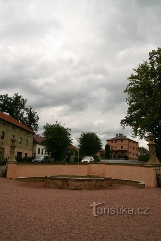 Der Brunnen vor dem Schloss