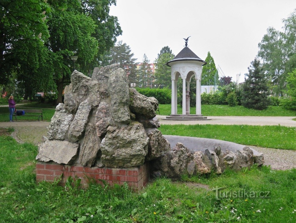 ein Brunnen mit Pavillon der ehemaligen Wetterstation