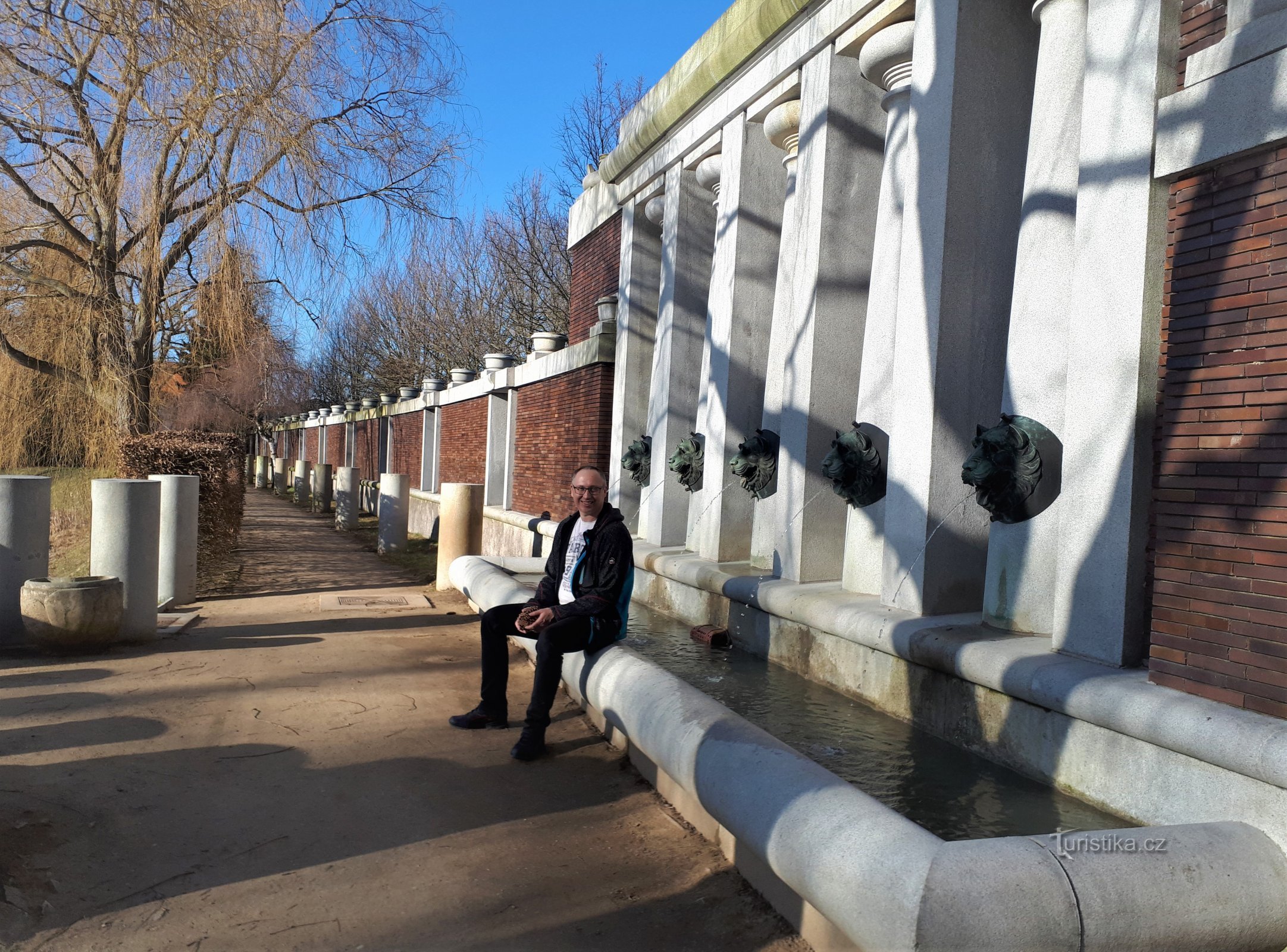 Brunnen mit Wasserspeiern in der Millionenmauer