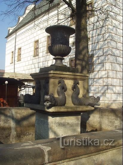 Brunnen mit Delfinen auf dem Platz