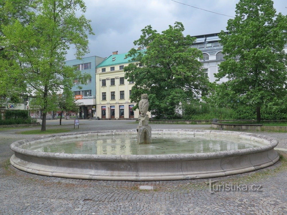 Brunnen mit Hlavní trída