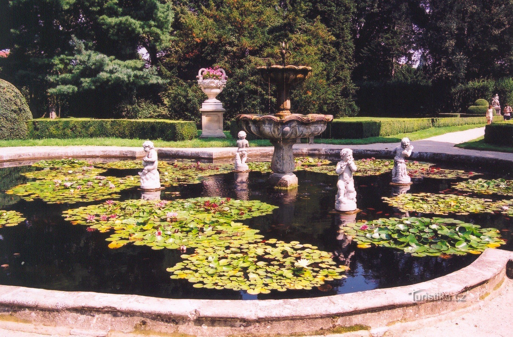 Brunnen mit Teich