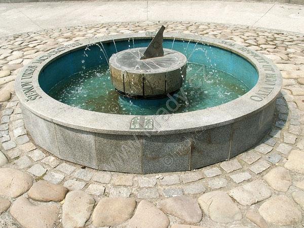 kašna se slunečními hodinami