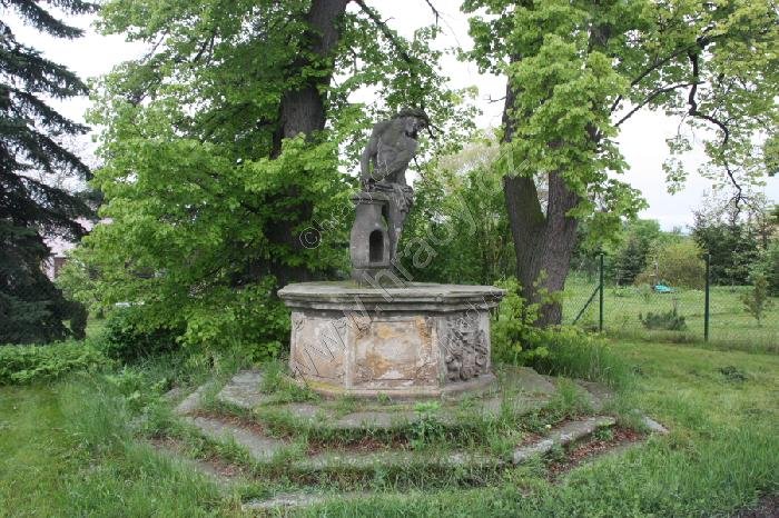 kašna se sochou Bičovaného Krista a mariánský sloup