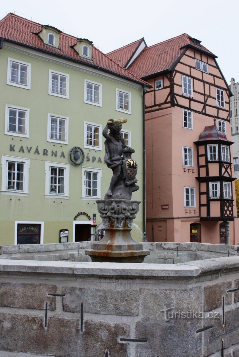 Fontaine avec une statue de l'homme sauvage