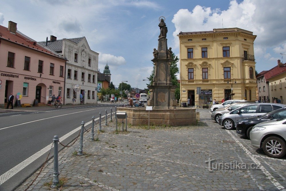 de fontein met het beeld van de Onbevlekte Maagd Maria is tegenwoordig het dominante kenmerk van Mariánské nám.