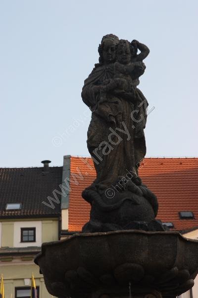 kašna se sochou Panny Marie