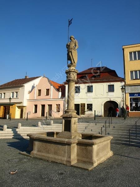 kašna se sochou rytíře