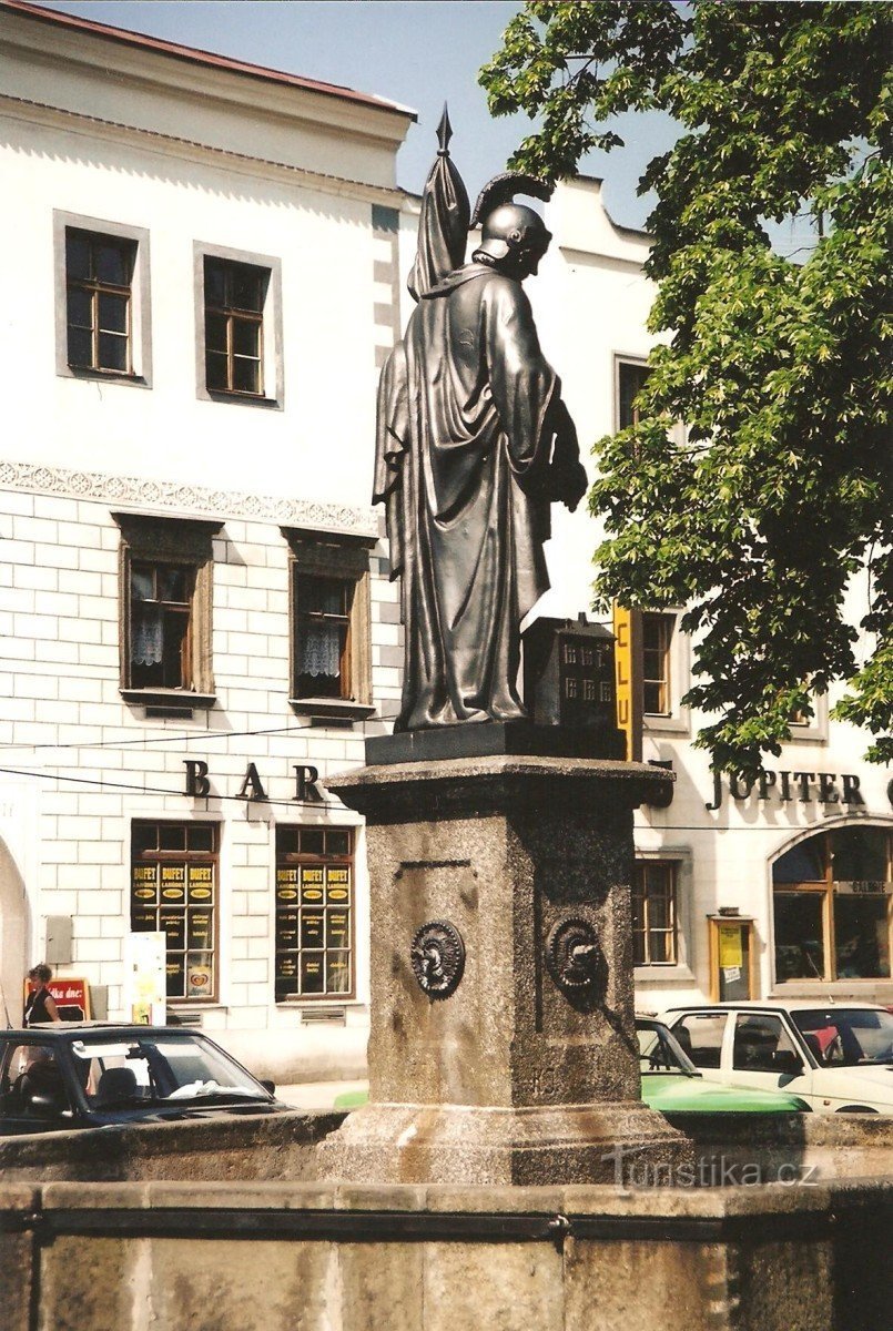 fuente con una estatua de St. Floriana