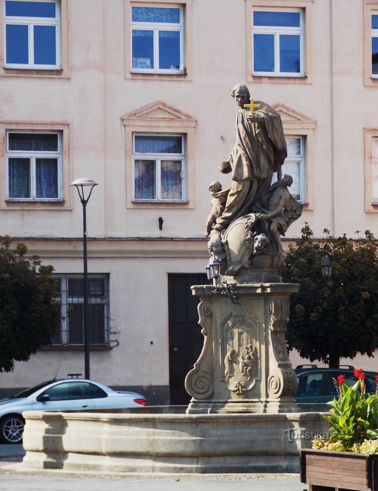 fântână cu o statuie a Sf. John Sarkandra