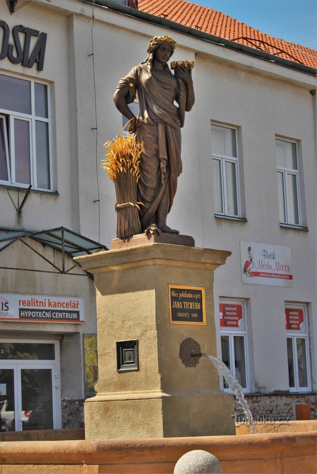 Ένα σιντριβάνι με ένα άγαλμα της Živina