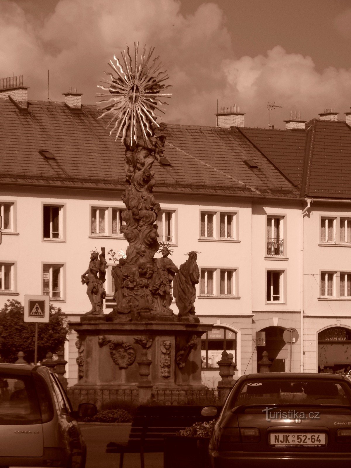 fontaine avec une statue de St. John Sarkandre